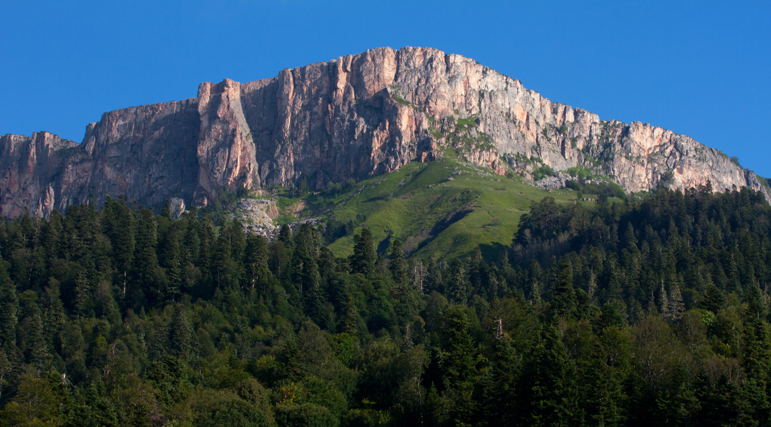 Гора Нагой-Кош летом, высшая точка хребта Каменное море.