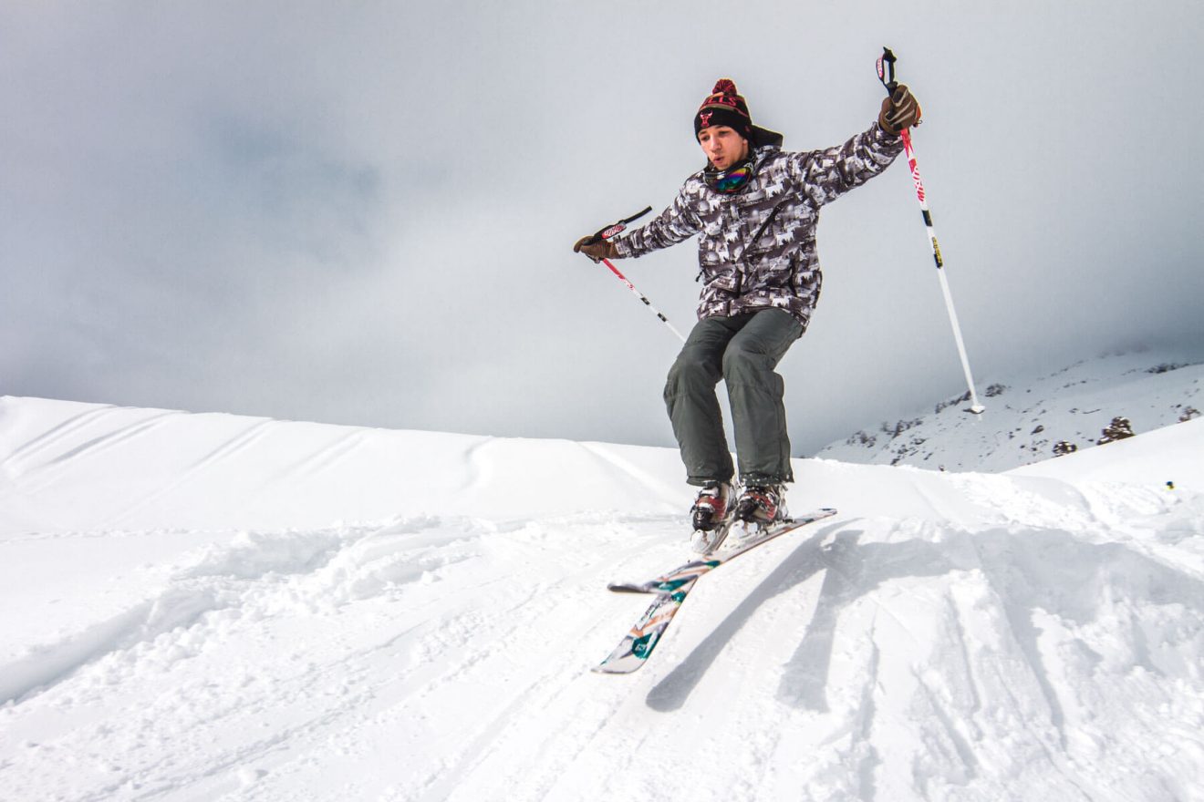 Горнолыжный прокат красная поляна. Нальчик лыжи. Мужчина на лыжах Архыз. Прокат горнолыжного снаряжения Краснодар. Апре ски.