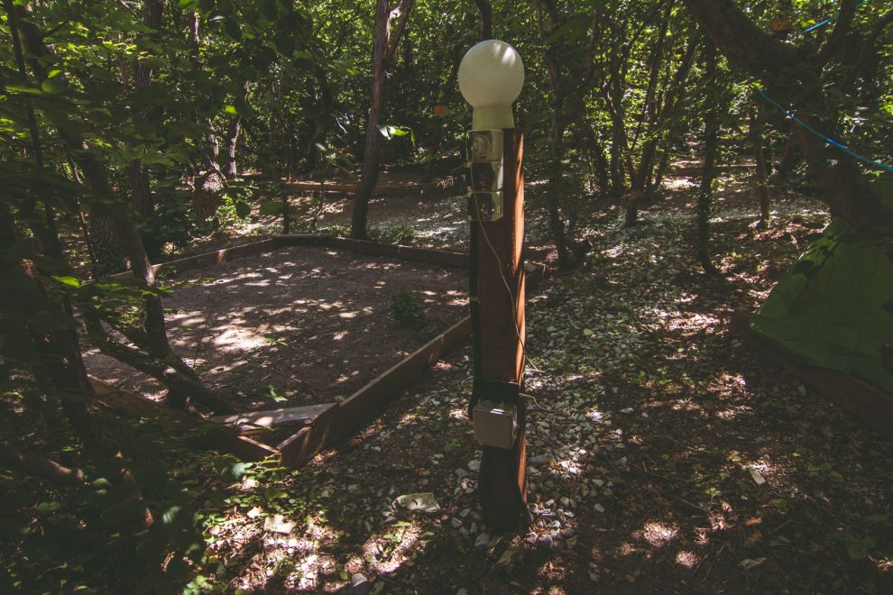 Скалолагерь. Кемпинг скала Кабардинка. Скала глэмпинг Кабардинка. Автокемпинг скала в Кабардинке. Эко отель скала Кабардинка.