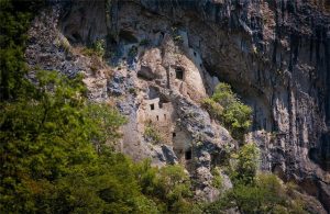 Скальный монастырь в селе Отхара
