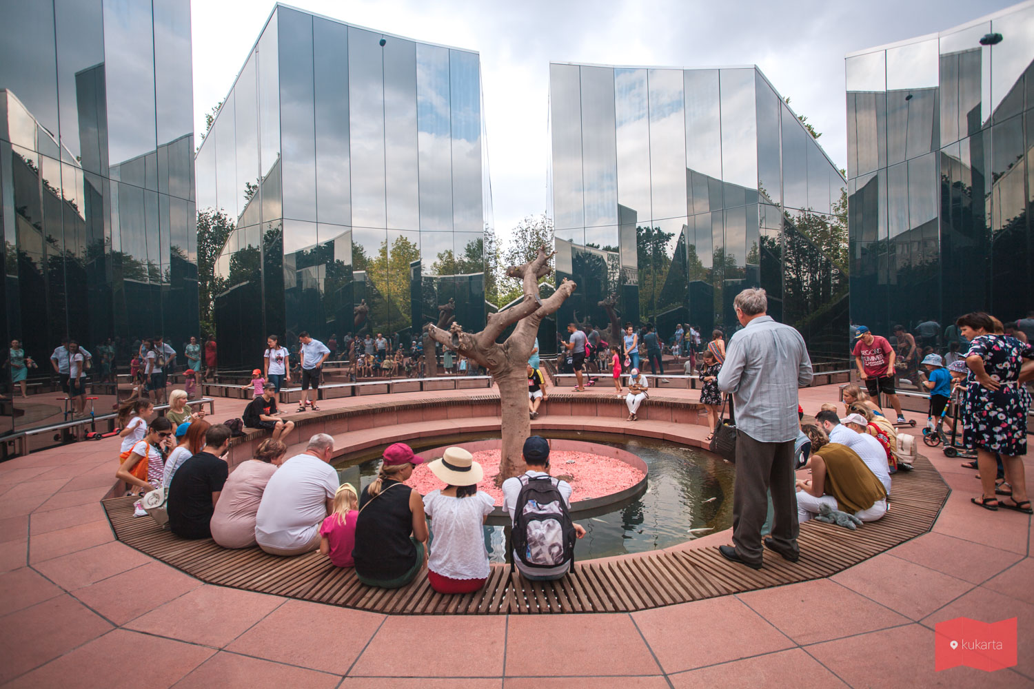 Зеркальный лабиринт в парке Краснодар