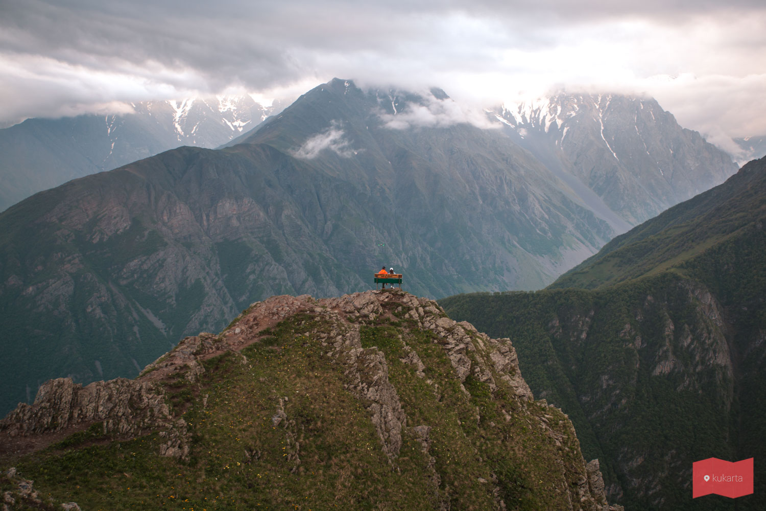 Скамейка любви в горах Северной Осетии