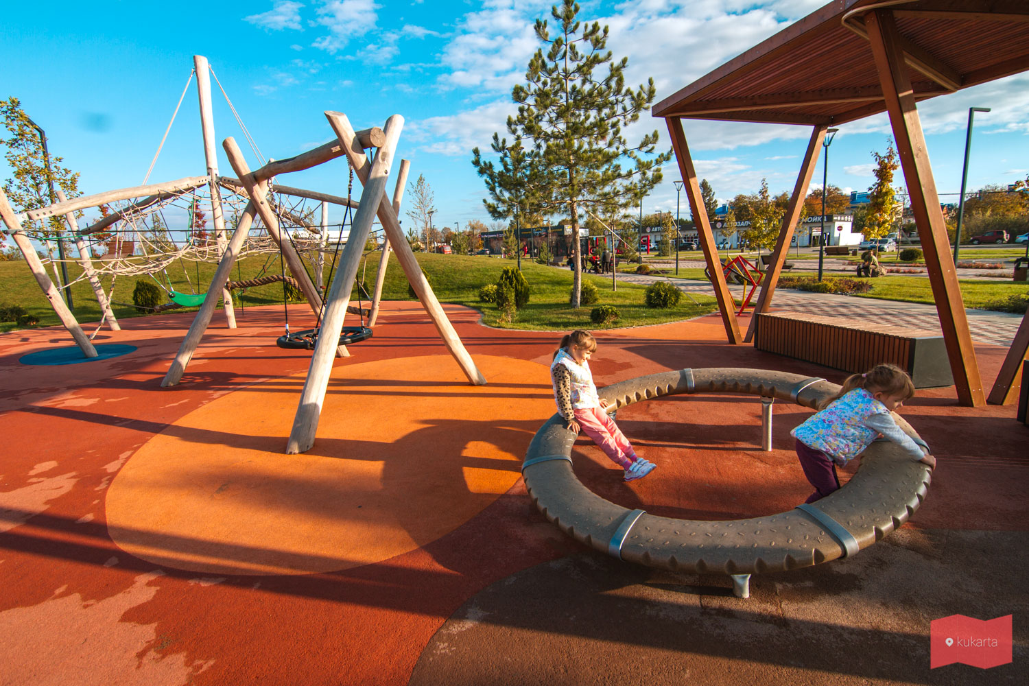 Детская площадка в парке Родные просторы