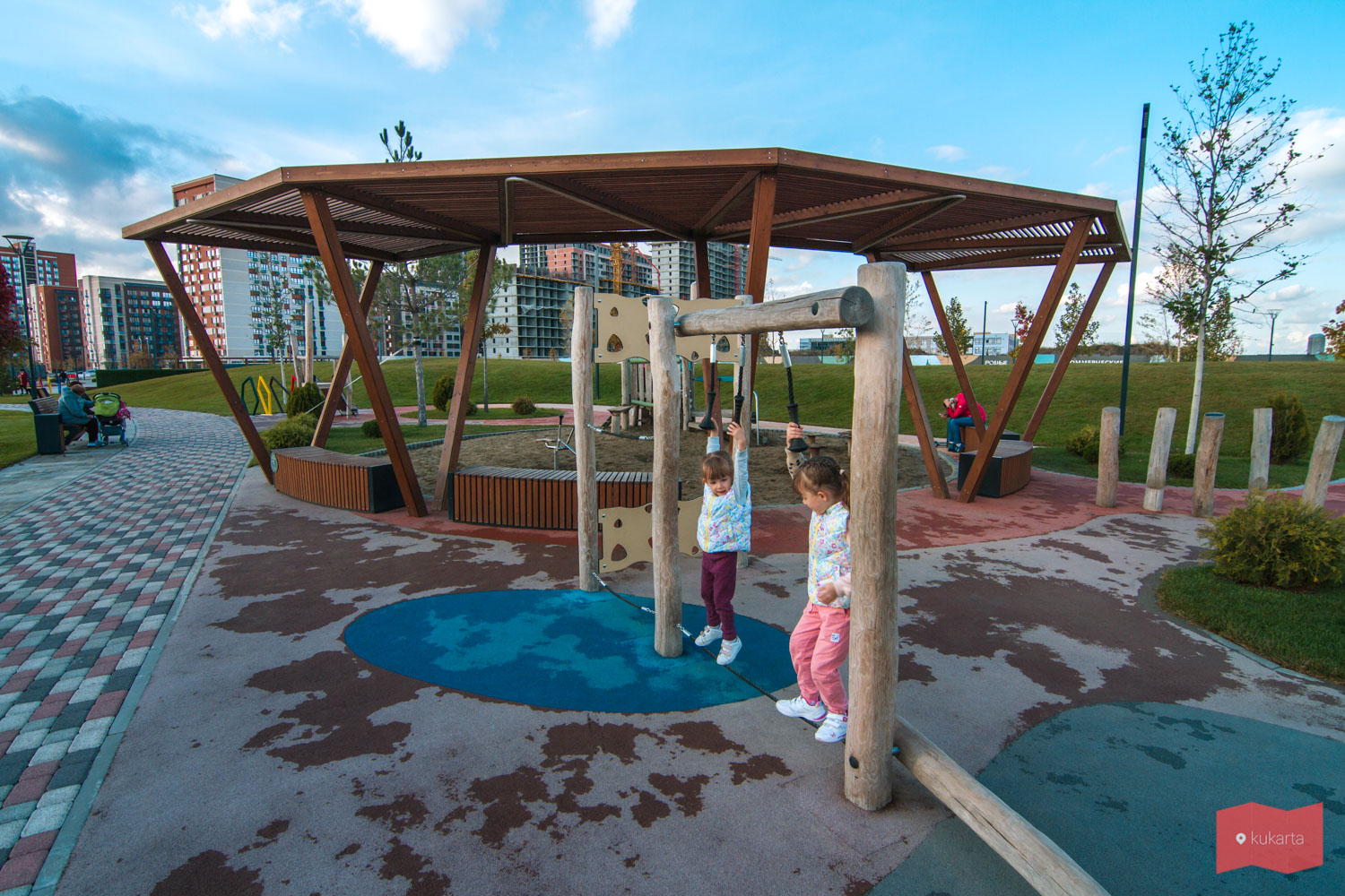 Детская площадка в парке Родные просторы