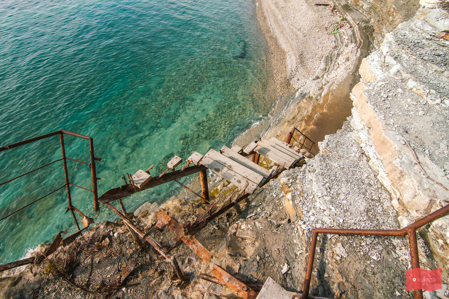 Разрушенная лестница к пляжу Сосновка, Геленджик